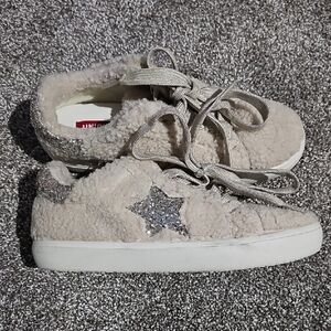 UNIONBAY Cream and Silver Sneakers with Fuzzy Texture and Star Design